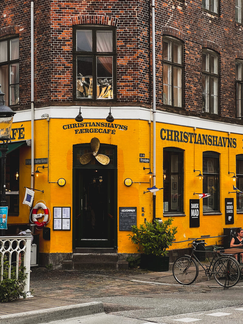 The yellow Christianshavns café corner with a bicycle