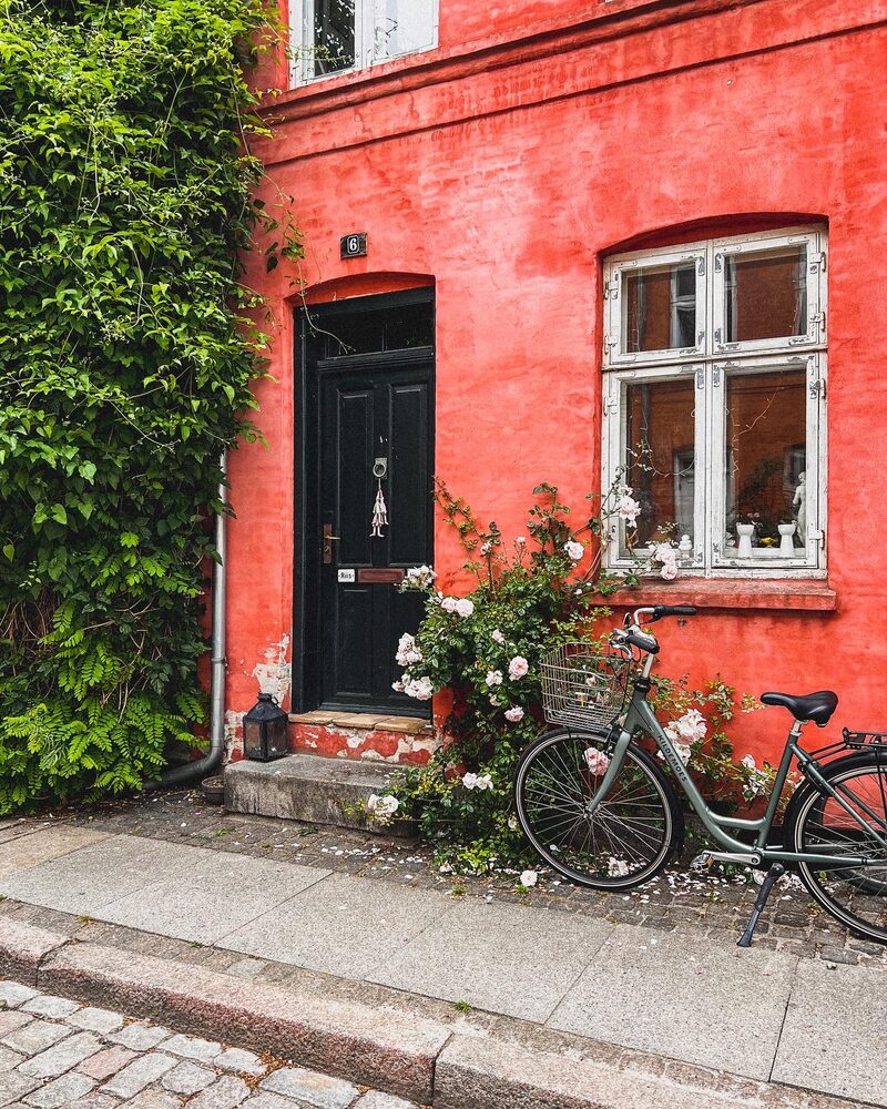 Roses and ivy on a coral-red house, Krusemyntegade